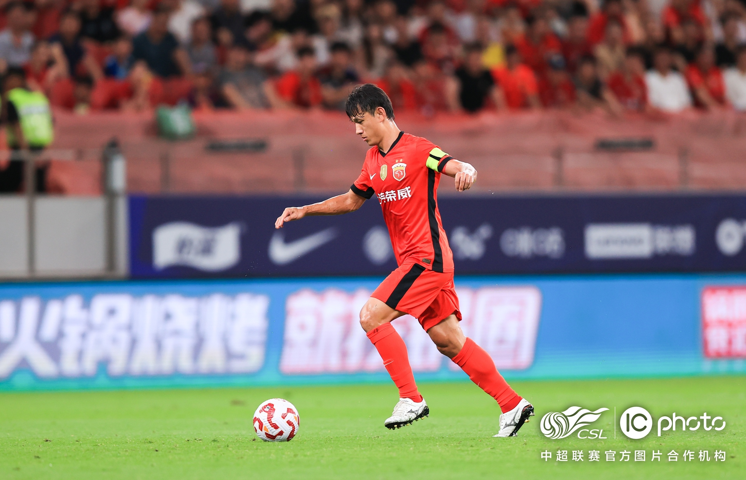 今晨上海海港备战葡超，战术微调细节曝光，目标明确，更衣室氛围转暖的简单介绍